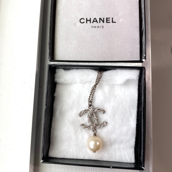 CHANEL Jewelry - 🤍Chanel nice day necklace 🤍
